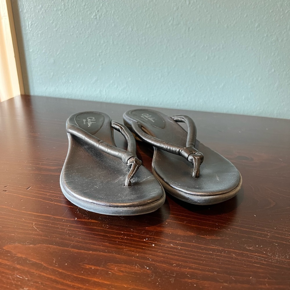 Coke Haan navy blue flip flops.​